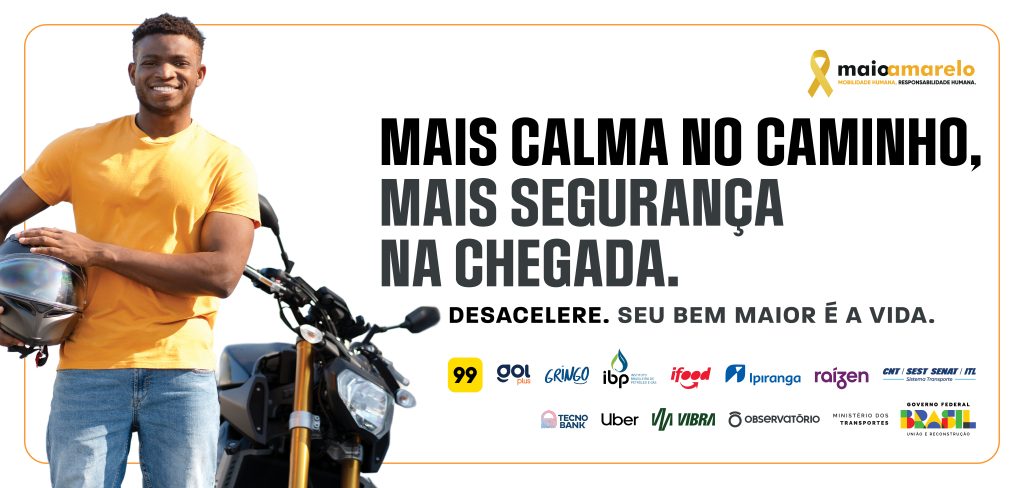 Pessoa segurando capacete ao lado de motocicleta em campanha do Maio Amarelo com a mensagem "Mais calma no caminho, mais segurança na chegada". Imagem destaca a importância da direção segura e da valorização da vida, com apoio de empresas como 99, iFood, Gol, Ipiranga e outras.