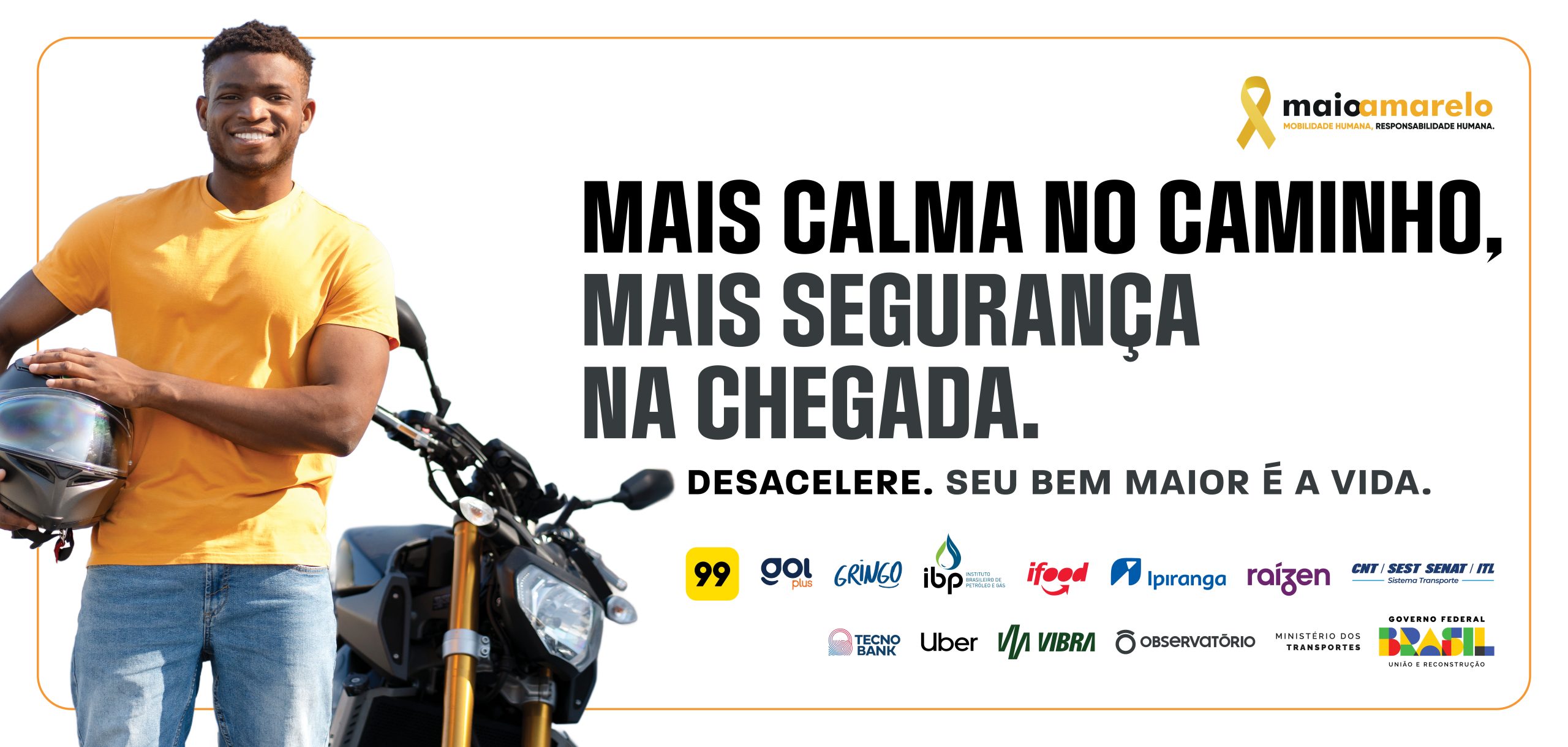 Pessoa segurando capacete ao lado de motocicleta em campanha do Maio Amarelo com a mensagem "Mais calma no caminho, mais segurança na chegada". Imagem destaca a importância da direção segura e da valorização da vida, com apoio de empresas como 99, iFood, Gol, Ipiranga e outras.