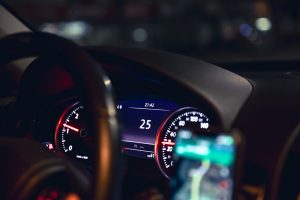 Painel de carro à noite com velocímetro marcando 25 km/h e GPS ativado, representando direção segura e uso de tecnologia na condução veicular.