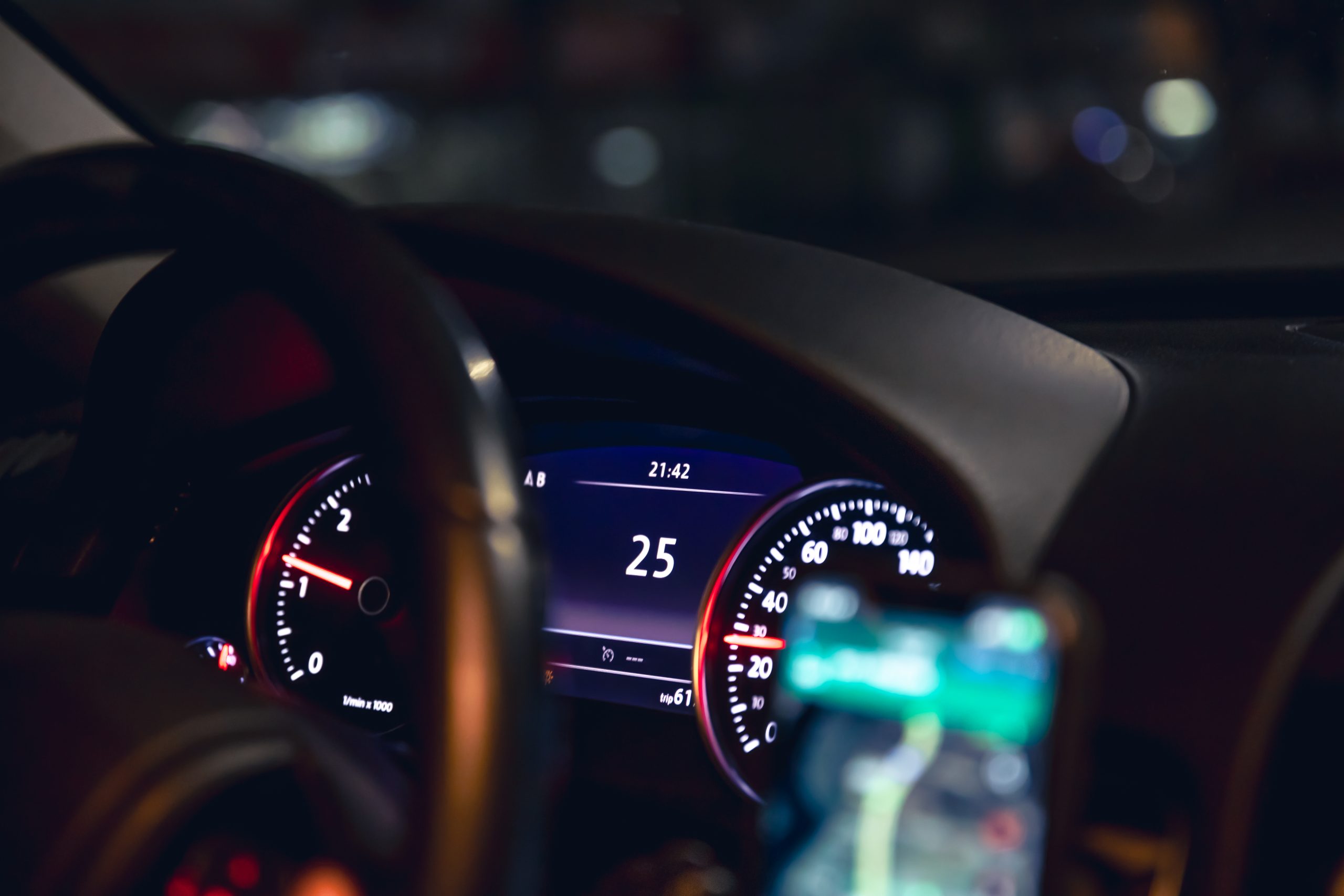 Painel de carro à noite com velocímetro marcando 25 km/h e GPS ativado, representando direção segura e uso de tecnologia na condução veicular.